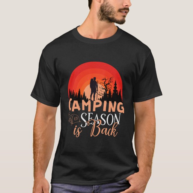 Camiseta Camping Season Is Back Retro Sunset Outdoor Advent (Anverso)