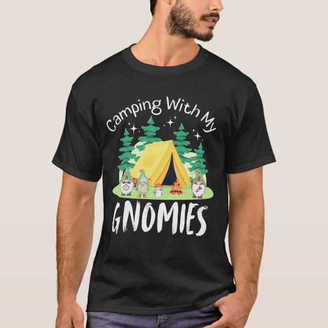 Camiseta Camping With My Gnomies (Caminando con mis genomas (Anverso)