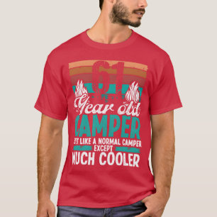 Camiseta Campista de 61 años de edad explorando camping cum