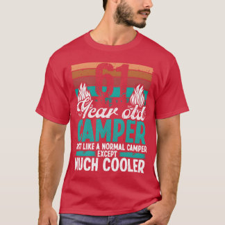 Camiseta Campista de 61 años de edad explorando camping cum