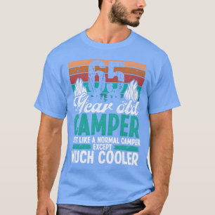 Camiseta Campista de 65 años de edad explorando camping cum