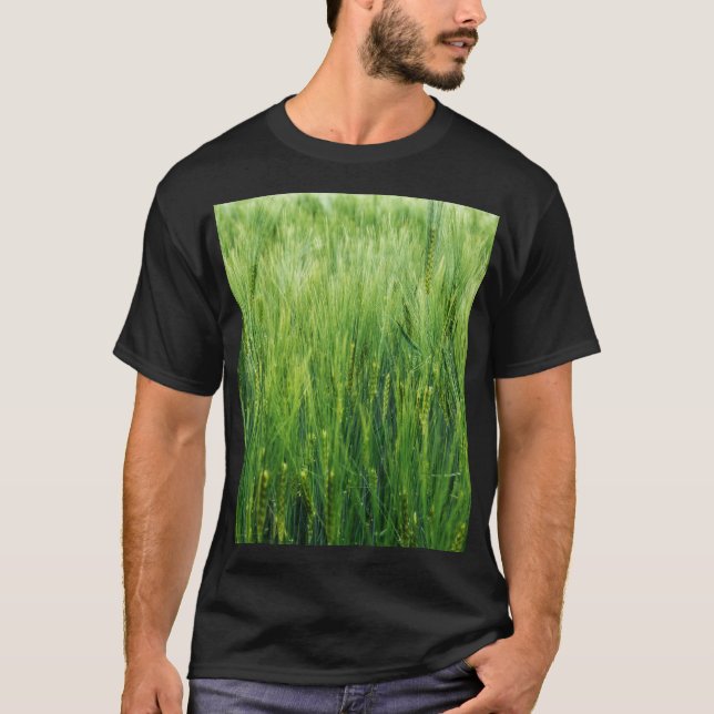 Camiseta Campo de cebada verde, cierre de primavera. (Anverso)