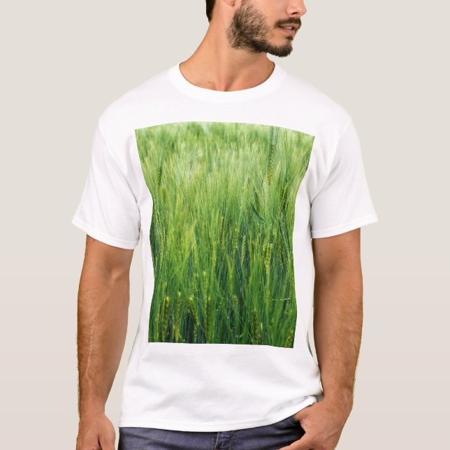 Camiseta Campo de cebada verde, cierre de primavera. (Anverso)