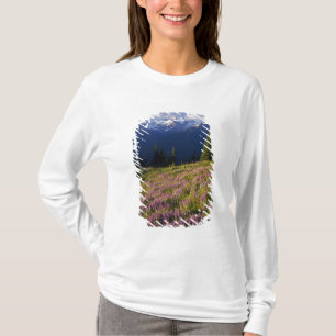 Camiseta Campo de lupino, monte Olympus y nubes en