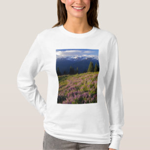 Camiseta Campo de lupino, Mt. Olympus, y nubes en