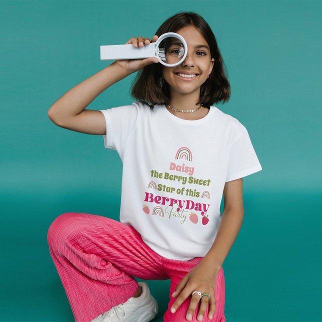 Camiseta Campos de fresa Cumpleaños Delight/Invitado de Hon (Subido por el creador)