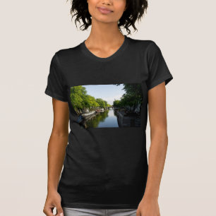 Camiseta Canal de Ámsterdam con casitas flotantes y árboles