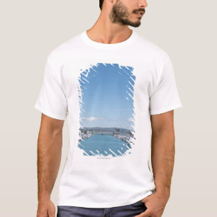 Camiseta canal en puerto en un día soleado con el cielo
