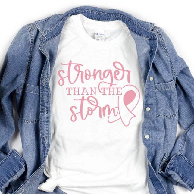 Camiseta Cáncer de Mama De Cinta Rosa (A pink ribbon t-shirt for breast cancer survivors and warriors that says "Stronger than the storm".)