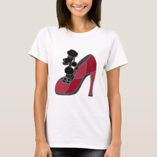 Camiseta Caniche negro que se sienta en un zapato rosado