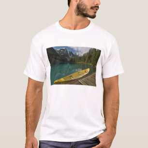 Camiseta Canoa estacionada en un muelle a lo largo del lago