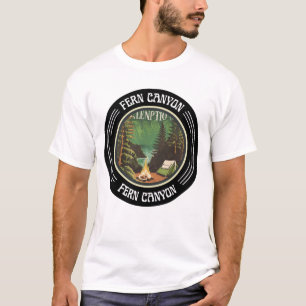 Camiseta Cañón de Fern verde trepando en tierra exuberante