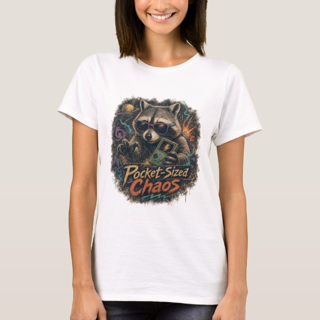 Camiseta Caos de Bolsillo Juego Retro Mapache Spa Cósmico (Anverso)