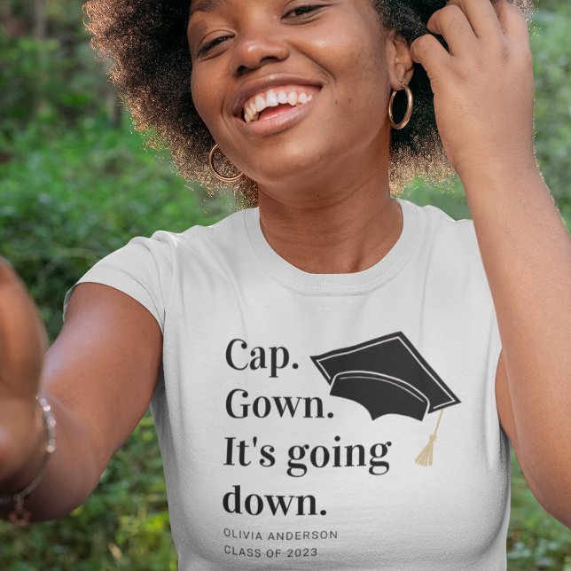 Camiseta Cap Gown está cayendo en la graduación (Subido por el creador)