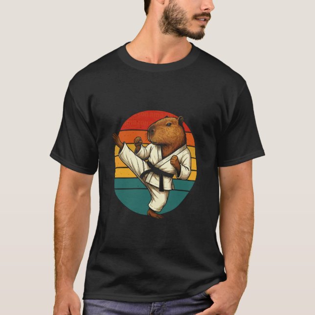 Camiseta Capibara Divertida Haciendo Karate (Anverso)