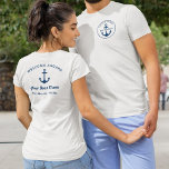 Camiseta Capitán azul de la Marina Náutica personalizado y<br><div class="desc">El diseño de las camisetas náuticas personalizados presenta un diseño sencillo y elegante de estilo costero azul marino en la parte delantera y trasera, con acento de ancla del barco y mensaje de bienvenida en la parte posterior. Personalice el texto del personalizado con el nombre del barco, propietario del barco/capitán,...</div>