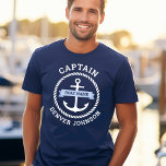 Camiseta Capitán nombre del barco de borde de cuerda de anc<br><div class="desc">Camiseta azul marino con ancla náutica blanca rodeada de un borde de cuerda. Al otro lado del ancla hay una cinta azul claro con el nombre de tu barco. Agregue el título,  por ejemplo capitán,  en la parte superior y un nombre personalizado en la parte inferior.</div>