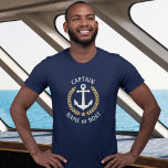 Camiseta Capitán Su Nombre De Barco Anchor Laurel De Oro<br><div class="desc">Un personalizado diseñó ancla náutica,  hojas de laurel de estilo dorado y una estrella dorada con rango de capitán u otro título y Su nombre personalizado o nombre de barco en una camiseta azul marino. Hace un gran regalo.</div>