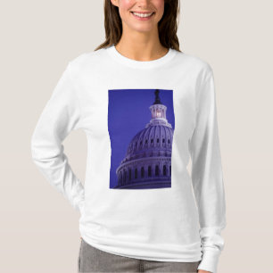 Camiseta Capitol de EE. UU. al anochecer con luz en la cúpu