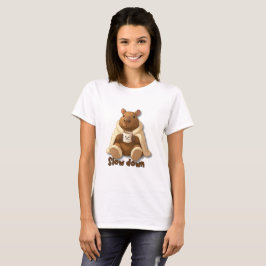 Camiseta Capivara Relax tomando chá de pantufas