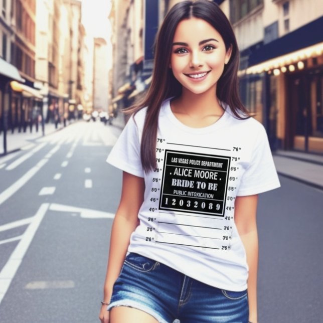 Camiseta Captura de pantalla de la policía fiesta personali (Hilarious custom police mugshot parody sign, bride to be t-shirt.)