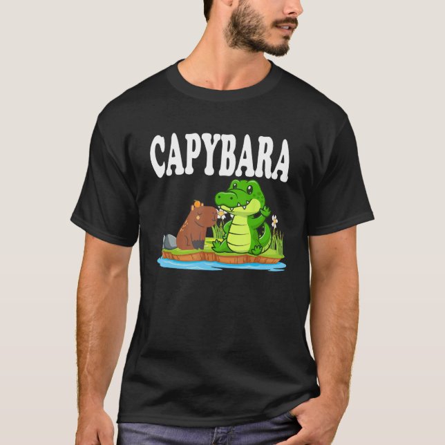 Camiseta Capybara Hangs Out With Crocodile Chilling With Cr (Anverso)