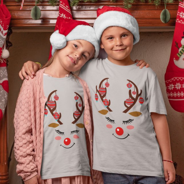Camiseta Cara de ciervo adorable con adornos en niños de án (Adorable Deer Face with Ornaments on Antlers Kids T-Shirt)