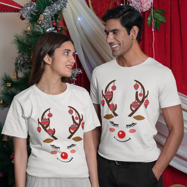 Camiseta Cara de ciervo y ornamentos adorables en ángeles U (Adorable Deer Face & Ornaments on Antlers Unisex T-Shirt)