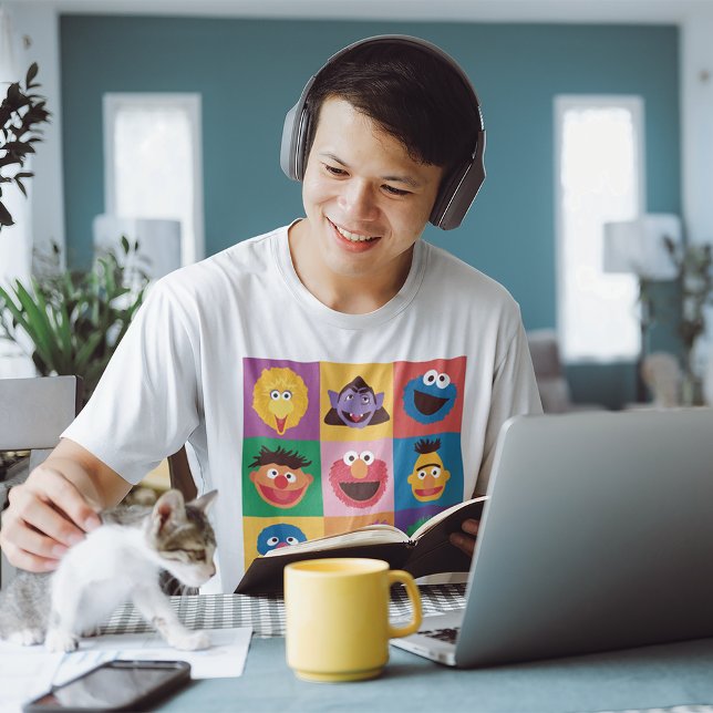 Camiseta Caracteres de Plaza Sésamo | Cuadrícula de bloques (Person wearing t-shirt)