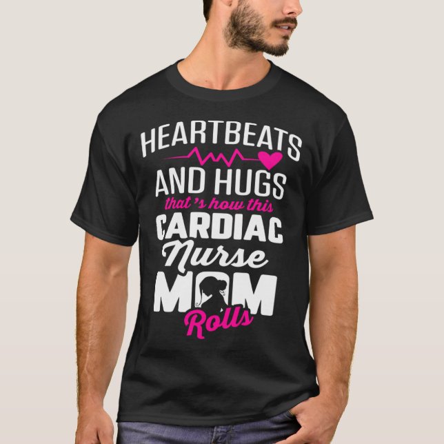 Camiseta Cardiac Nurse Mom Cardiology Heartbeats and Hugs   (Anverso)