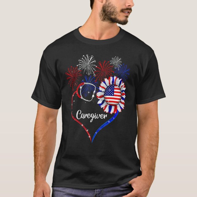 Camiseta Caregiver Stethoscope Heart 4th of July USA Flag (Anverso)