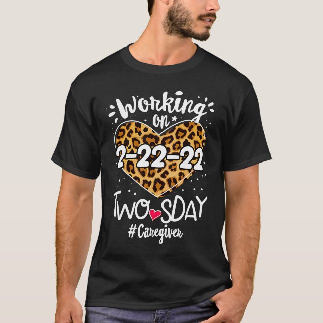 Camiseta Caregiver Twosday 2022 Leopard 22nd 2sday 22222 Wo (Anverso)