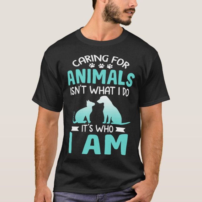 Camiseta Caring For Animals Who I Am  Veterinarian Rescue (Anverso)
