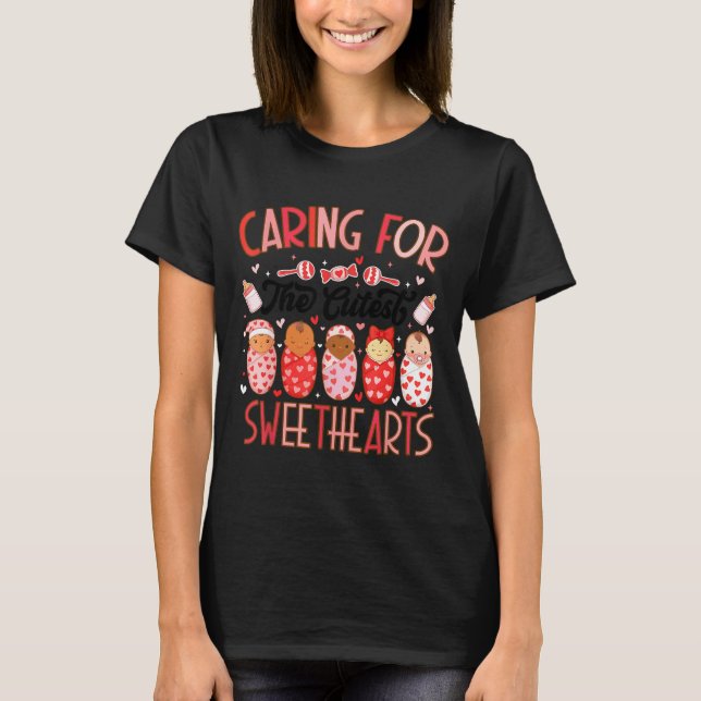 Camiseta Caring For The Cutest Sweethearts Nicu Nurse Valen (Anverso)