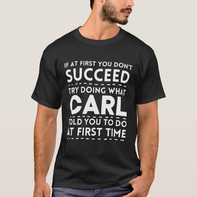 Camiseta CARL Funny Nombre Personalizado Haciendo Lo Que Ca (Anverso)