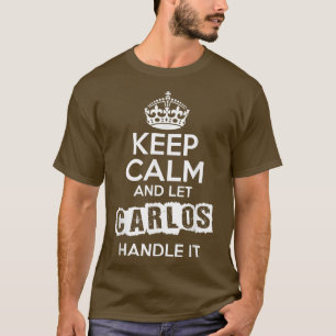 Camiseta Carlos Mantenga la calma y deje que Carlos lo mane
