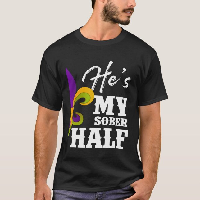 Camiseta Carnival Party He s My Sober Half Mardi Gras Coupl (Anverso)