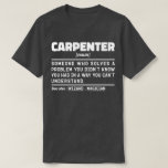 Camiseta Carpenter Funny Wood Cutting Woodworker Presente<br><div class="desc">Carpintero gracioso dice "Carpintero,  alguien que resuelve un problema que no sabías que tenías de una manera que no puedes entender". Agarra este divertido diseño de carpintero como un regalo gracioso para una madre,  papá o amigo formidable.</div>