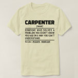 Camiseta Carpenter Funny Wood Cutting Woodworker Presente<br><div class="desc">Carpintero gracioso dice "Carpintero,  alguien que resuelve un problema que no sabías que tenías de una manera que no puedes entender". Agarra este divertido diseño de carpintero como un regalo gracioso para una madre,  papá o amigo formidable.</div>