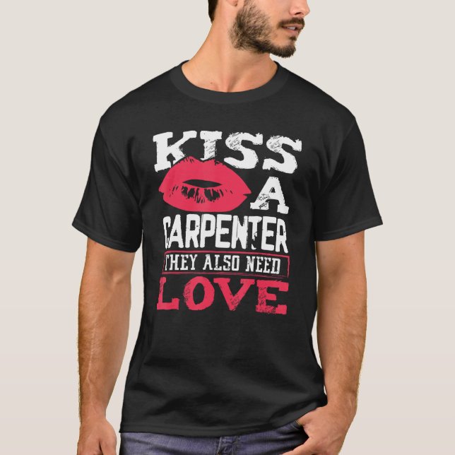 Camiseta Carpentry Kiss A Carpenter Also Need Love Carpente (Anverso)