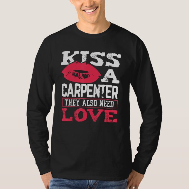 Camiseta Carpentry Kiss A Carpenter Also Need Love Carpente (Anverso)