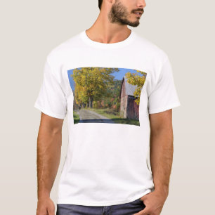 Camiseta Carretera junto a un clásico granero rural / granj