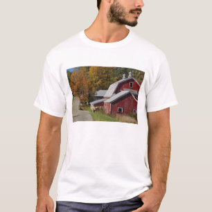 Camiseta Carretera junto a un clásico granero rural / granj