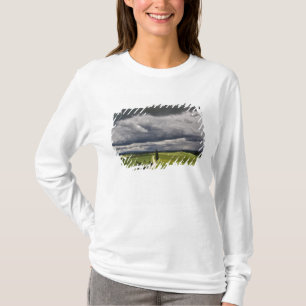 Camiseta Carretera y nubes de tormenta, región rural de Tos
