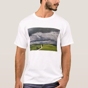 Camiseta Carretera y nubes de tormenta, región rural de Tos