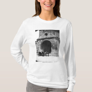Camiseta Carro que espera antes del pórtico de la catedral