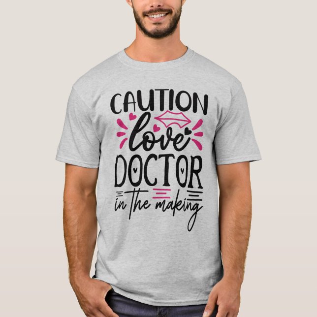 Camiseta Carson, el médico de amor en proceso (Anverso)