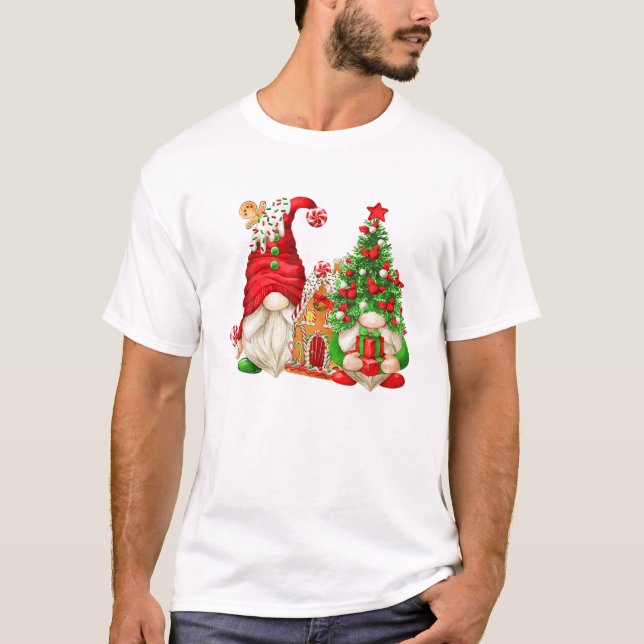 Camiseta Casa Cute Gingerbread Y Santa Gnome Por Navidad (Anverso)