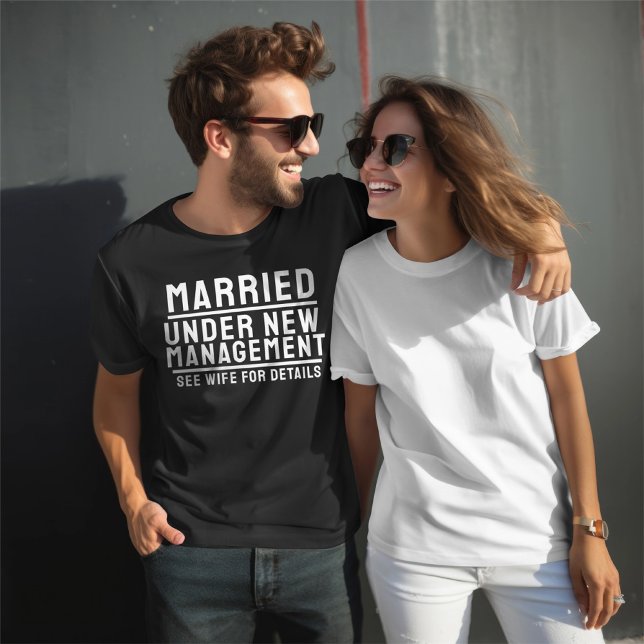 Camiseta Casado Bajo Nuevo Manejo Ver A La Esposa Para Más  (Married Under New Management See Wife For Details T-Shirt by Ricaso. Fun newly wed humor )