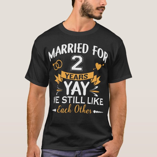 Camiseta Casado por dos años segundo Boda aniversario (Anverso)